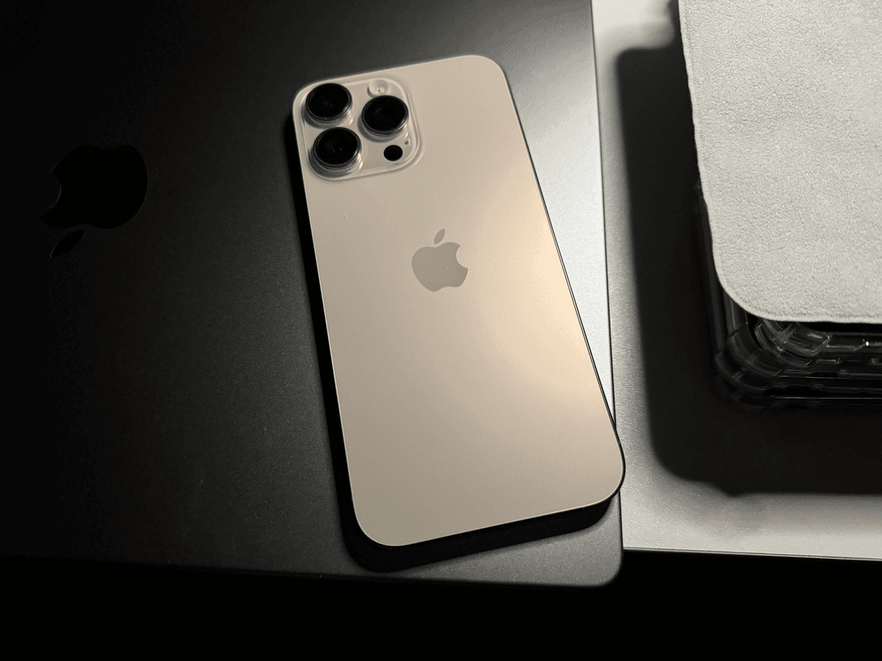 Чохол Spigen Rugged Armor для iPhone 15, новий